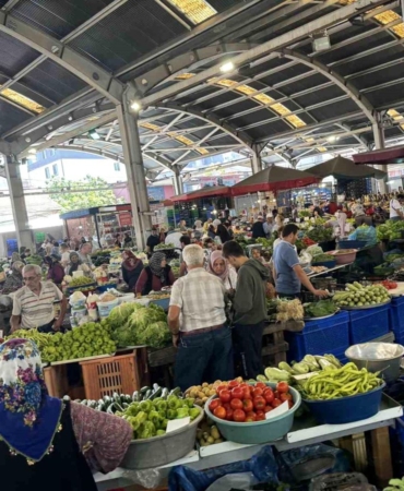 Kırklareli Halk Pazarı’nda Öğle Saatlerinde Neden Yoğunluk Var?
