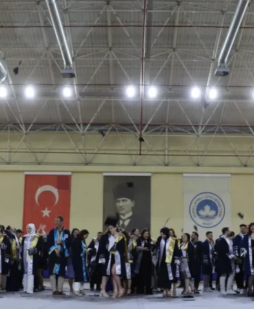 Kırklareli Üniversitesi Mezuniyet Töreni: Binlerce Öğrenci Kep Attı