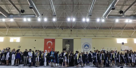 Kırklareli Üniversitesi Mezuniyet Töreni: Binlerce Öğrenci Kep Attı