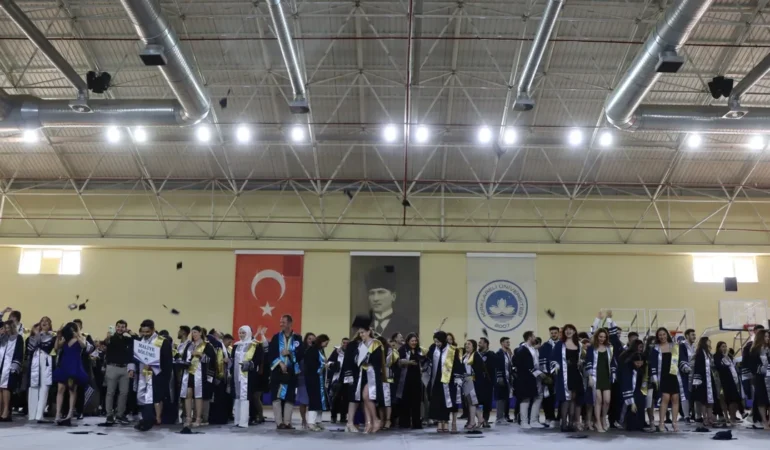 Kırklareli Üniversitesi Mezuniyet Töreni: Binlerce Öğrenci Kep Attı